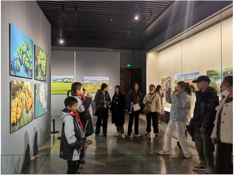 湿地学校观摩“绿水青山 生态无锡”摄影作品展